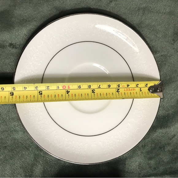 Set of 4 Crown Victoria Lovelace Tea Coffee Cups and Saucers - Picture 4 of 16